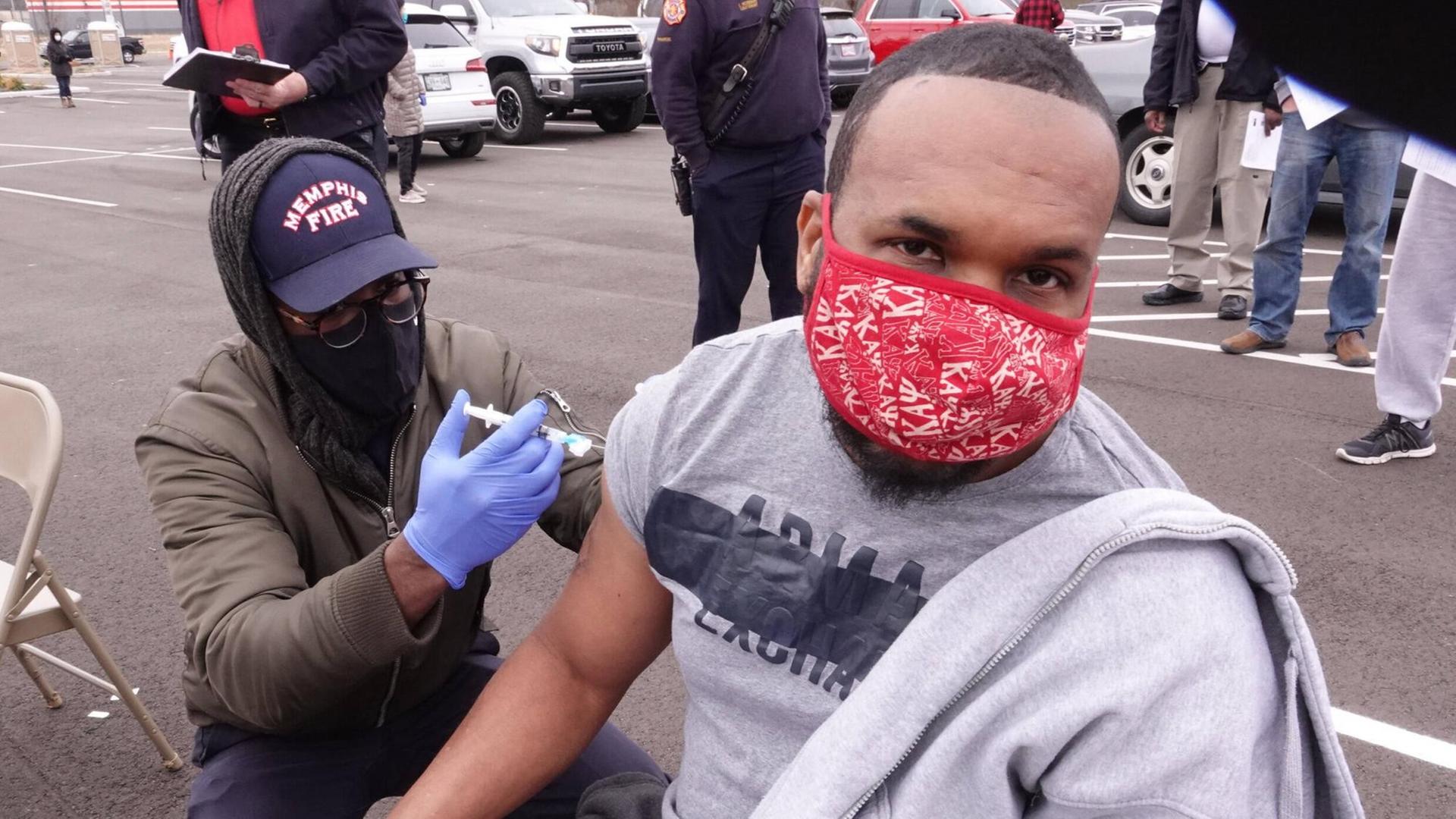 29. Dezember 2020: Ein schwarzer Feuerwehrmann impft einen schwarzen Polizisten in Memphis, Tennessee 29. Dezember 2020: Ein schwarzer Feuerwehrmann impft einen schwarzen Polizisten in Memphis, Tennessee