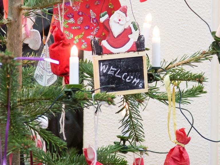 "Willkommen"-Schild an einem Weihnachtsbaum