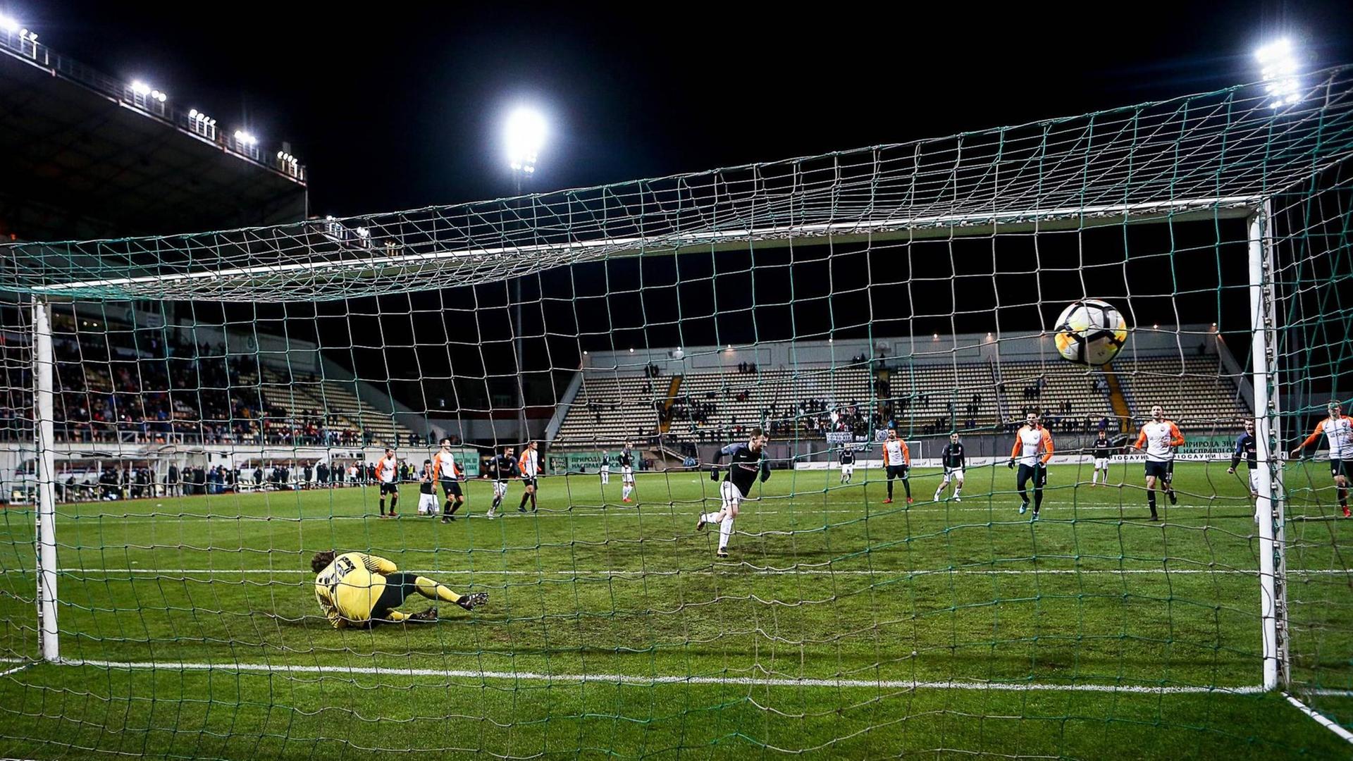 Sorja Luhansk spielt in der Arena von Saporischschja gegen Schachtor Donezk. Beide Vereine haben durch den Krieg in der Ostukraine ihre Heim-Spielstätten verloren. Sorja Luhansk spielt in der Arena von Saporischschja gegen Schachtor Donezk. Beide Vereine haben durch den Krieg in der Ostukraine ihre Heim-Spielstätten verloren.