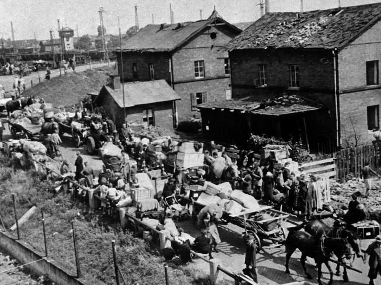 Flüchtlingstrecks fliehen vor der Front des Zweiten Weltkriegs in Osteuropa (undatiertes Archivbild aus dem Jahr 1945).