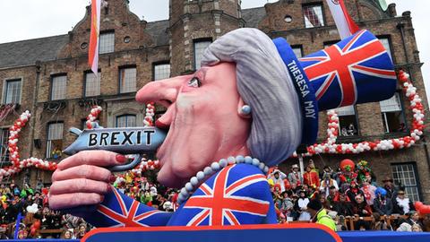 Ein Mottowagen mit der die britische Premierministerin Theresa May und den Brexit thematisiert fährt am 27.02.2017 in Düsseldorf (Nordrhein-Westfalen) im Rosenmontagszug. Gestalter ist Jacques Tilly.