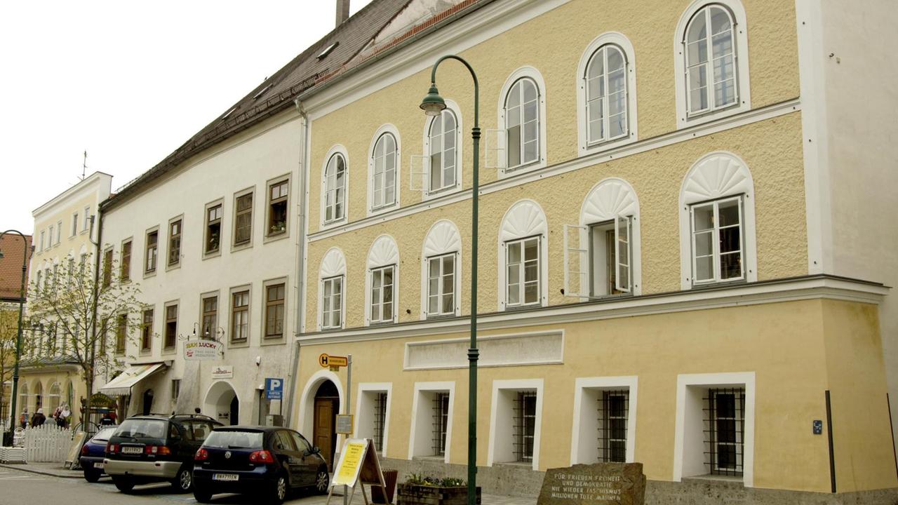 Blick auf das Geburtshaus von Adolf Hitler in der Salzburger Vorstadt in Braunau am Inn in Österreich Blick auf das Geburtshaus von Adolf Hitler in der Salzburger Vorstadt in Braunau am Inn in Österreich