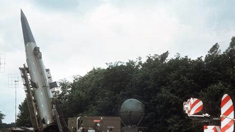 Eine Pershing-Rakete wird gefechtsbereit gemacht. (Undatierte Aufnahme). Pershing-Raketen können mit atomaren Gefechtsköpfen ausgerüstet werden.