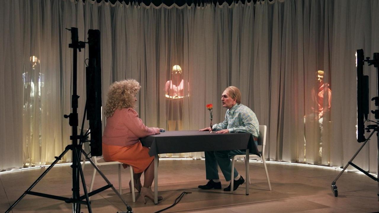 Schauspieler Tilo Krügel und Schauspielerin Teresa Schergaut sitzen sich gegenüber an einem Tisch auf der Theaterbühne am Schauspiel Leipzig - während des Stücks "Widerstand" von Lukas Rietzschel. Schauspieler Tilo Krügel und Schauspielerin Teresa Schergaut sitzen sich gegenüber an einem Tisch auf der Theaterbühne am Schauspiel Leipzig - während des Stücks "Widerstand" von Lukas Rietzschel.