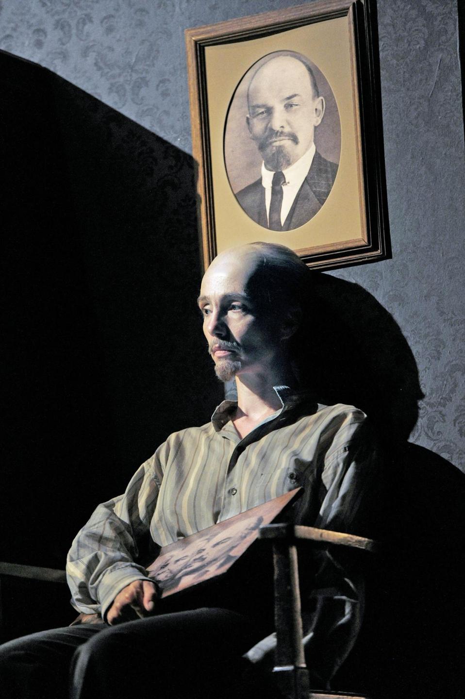 Ursina Lardi als "Lenin" in Milo Raus gleichnamigem Stück. Ursina Lardi als "Lenin" in Milo Raus gleichnamigem Stück.