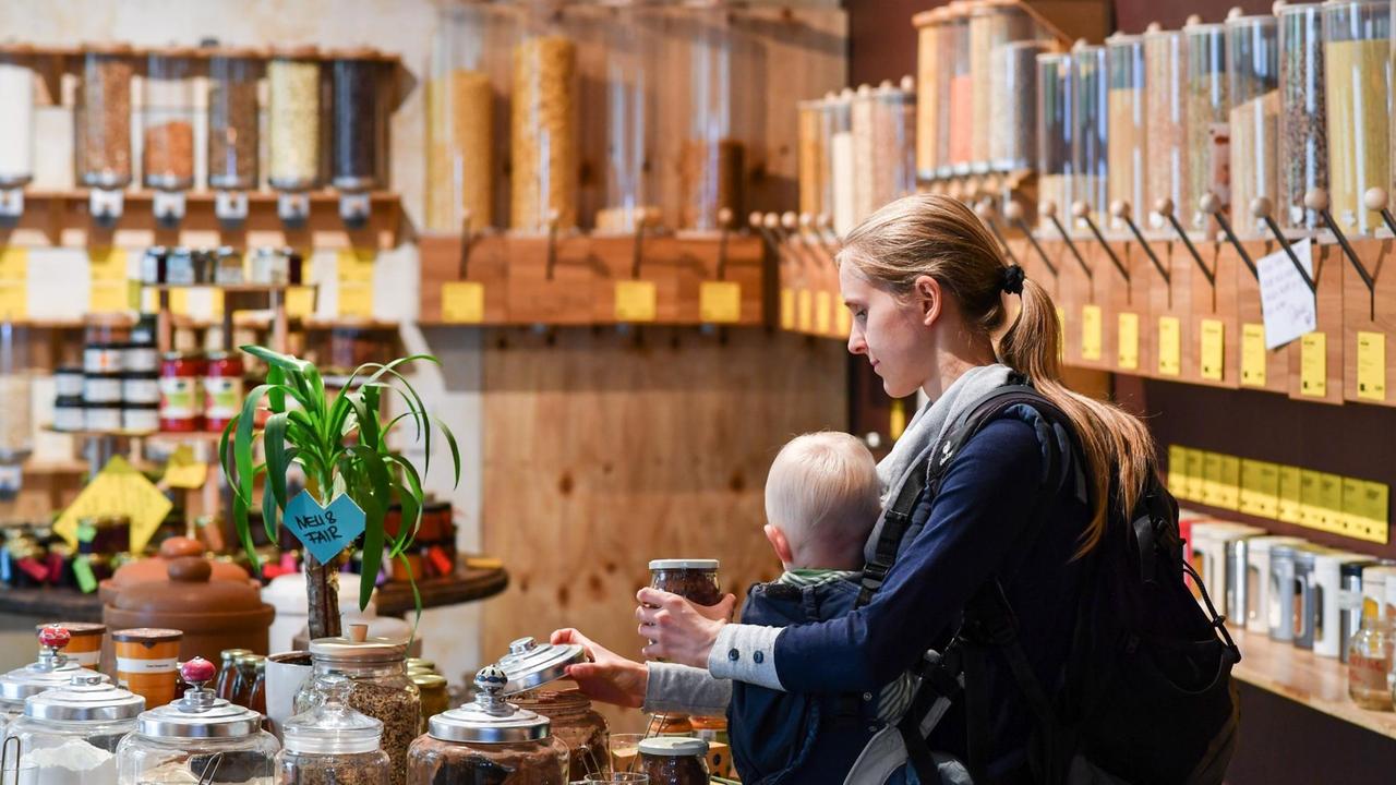 16.05.2018, Berlin: Der Unverpackt-Laden "Der Sache wegen - einfach richtig einkaufen" in der Lychener Straße in Prenzlauer Berg. Verkauft werden Lebensmittel und Haushaltwaren, wie Waschmittel und Seife. Die Produkte sind plastikfrei, palmölfrei, bio, regional, fair, bewusst und tierleidfrei oder entsprechen der derzeit ökologischsten Alternative. Lebensmittel werden in Mehrwegbehältern verkauft und in eigene Beutel, Becher oder Schüsseln gefüllt. Das ermöglicht u.a. plastikfreies Einkaufen ohne Einwegverpackung. Foto: Jens Kalaene/dpa-Zentralbild/dpa | Verwendung weltweit 16.05.2018, Berlin: Der Unverpackt-Laden "Der Sache wegen - einfach richtig einkaufen" in der Lychener Straße in Prenzlauer Berg. Verkauft werden Lebensmittel und Haushaltwaren, wie Waschmittel und Seife. Die Produkte sind plastikfrei, palmölfrei, bio, regional, fair, bewusst und tierleidfrei oder entsprechen der derzeit ökologischsten Alternative. Lebensmittel werden in Mehrwegbehältern verkauft und in eigene Beutel, Becher oder Schüsseln gefüllt. Das ermöglicht u.a. plastikfreies Einkaufen ohne Einwegverpackung. Foto: Jens Kalaene/dpa-Zentralbild/dpa | Verwendung weltweit