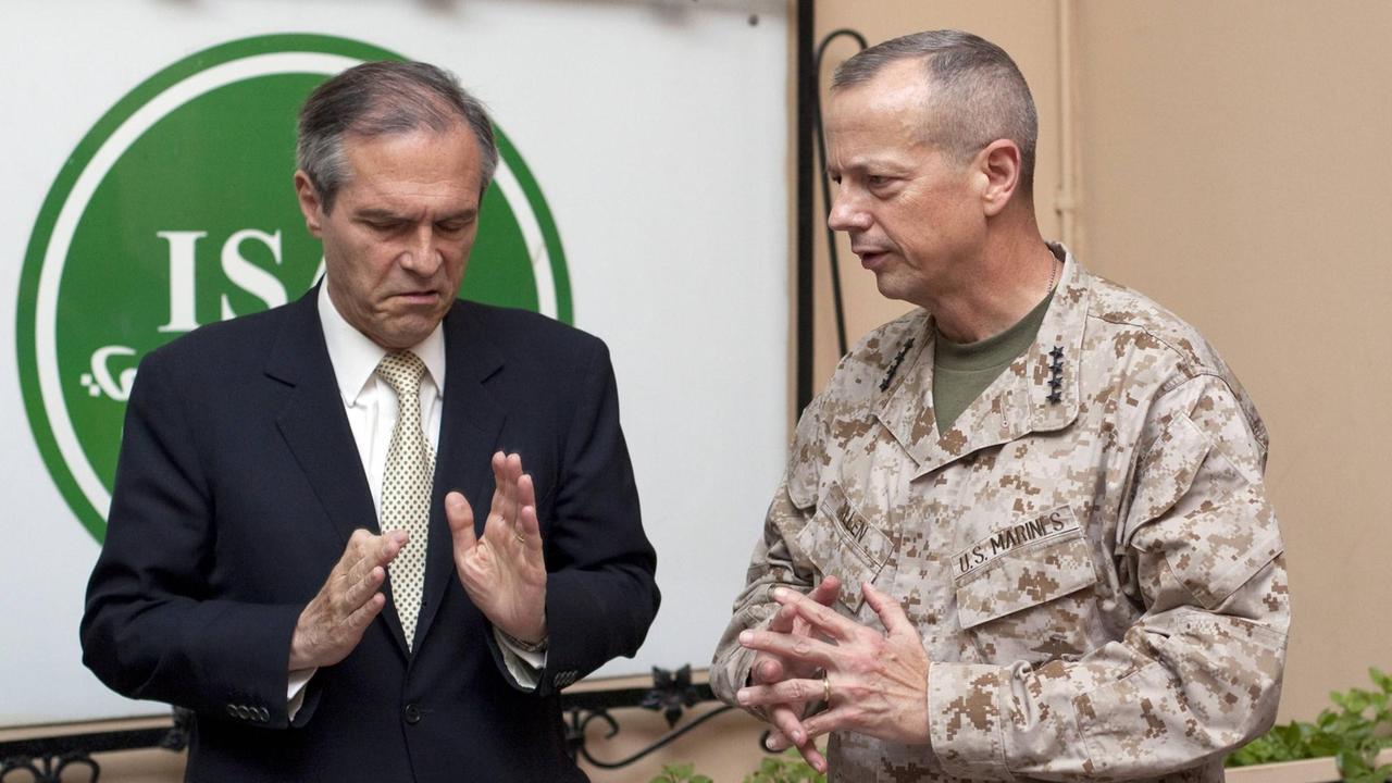 Botschafter Michael Steiner, Beauftragter für Afghanistan und Pakistan der Bundesregierung, trifft 2011 in Kabul mit General John Allen, ISAF-Kommandeur in Afghanistan, zusammen Botschafter Michael Steiner, Beauftragter für Afghanistan und Pakistan der Bundesregierung, trifft 2011 in Kabul mit General John Allen, ISAF-Kommandeur in Afghanistan, zusammen