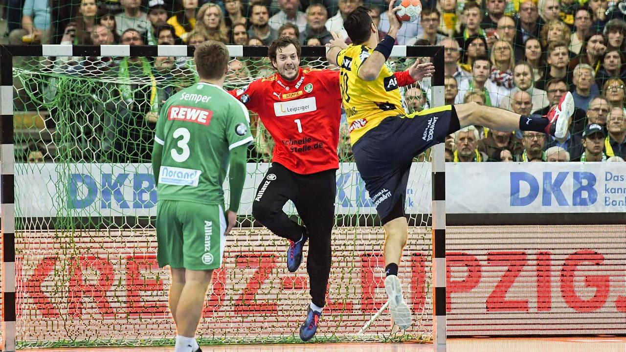 Torhüter Jens Vortmann (M.) bei einem Spiel Ende 2019 für den DHfK Leipzig. Torhüter Jens Vortmann (M.) bei einem Spiel Ende 2019 für den DHfK Leipzig.