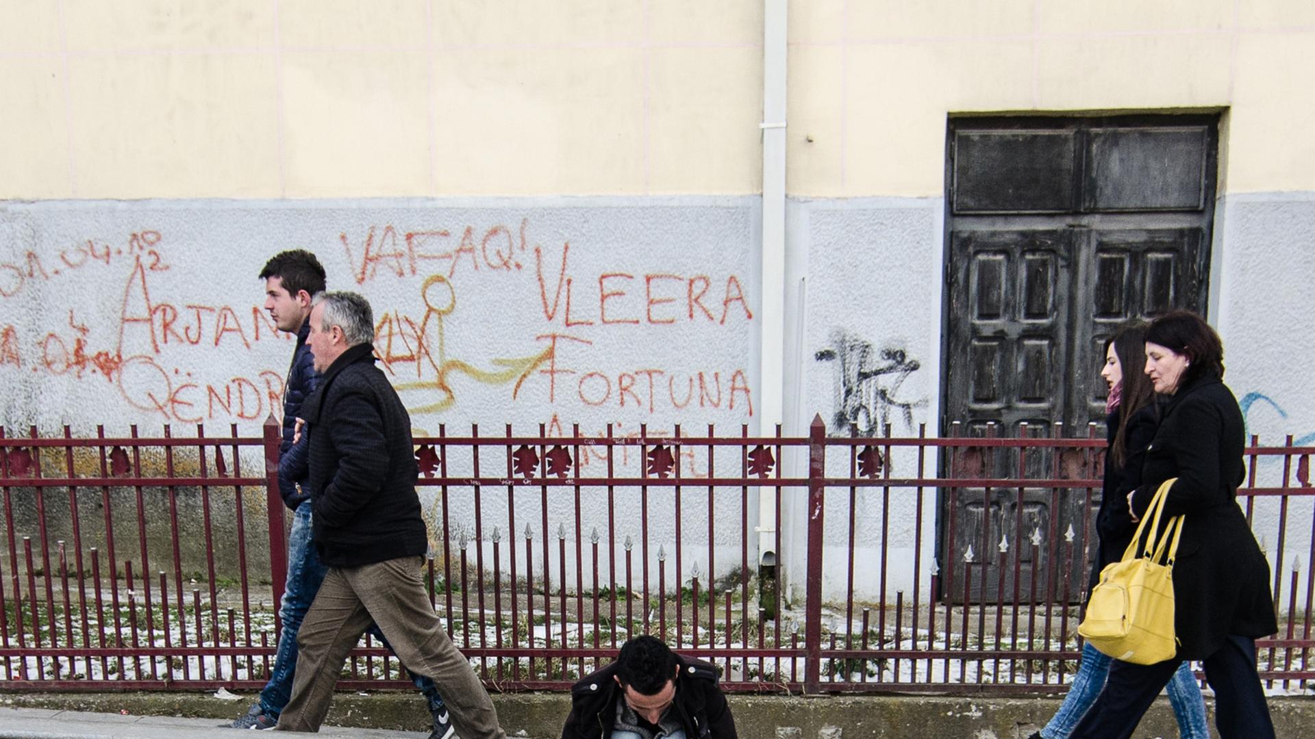 Ein Mann bettelt barfuß um Geld in in Pristina, der Hauptstadt des Kosovo. Ein Mann bettelt barfuß um Geld in in Pristina, der Hauptstadt des Kosovo.