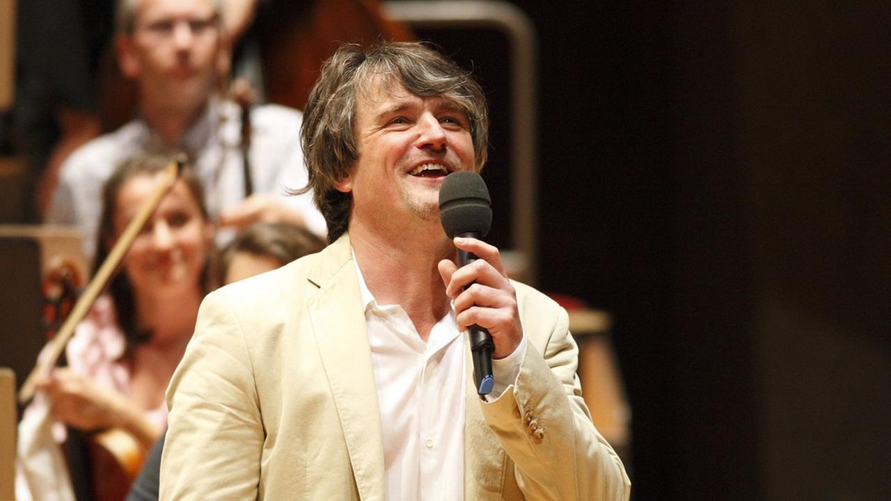 Der Dirigent Ingo Metzmacher im Halbporträt lachend beim casual concert in der Berliner Philharmonie. Der Dirigent Ingo Metzmacher im Halbporträt lachend beim casual concert in der Berliner Philharmonie.