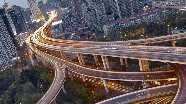 Verkehr und volle Straßen in Shanghai