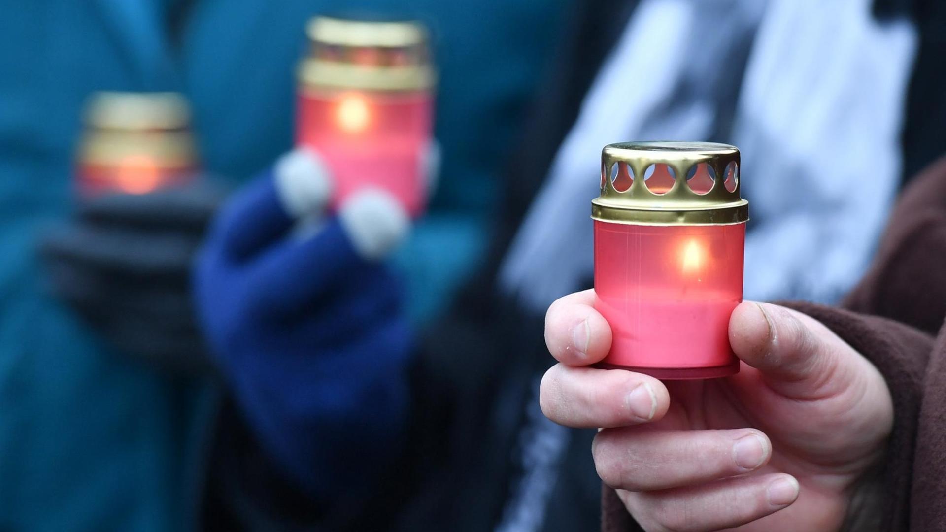 26. Januar 2018: Mitglieder der Jüdischen Gemeinde Mins halten Kerzen in den Händen zum Gedenken an die ermordeten Juden.