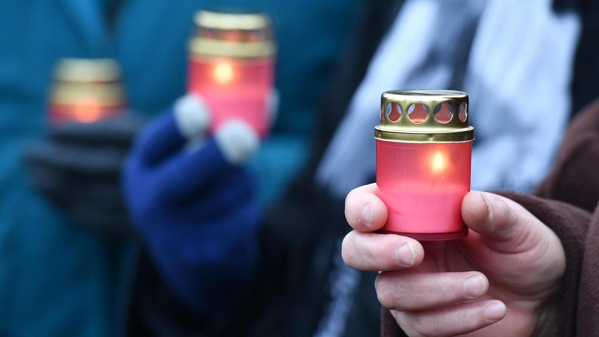 26. Januar 2018: Mitglieder der Jüdischen Gemeinde Mins halten Kerzen in den Händen zum Gedenken an die ermordeten Juden. 26. Januar 2018: Mitglieder der Jüdischen Gemeinde Mins halten Kerzen in den Händen zum Gedenken an die ermordeten Juden.
