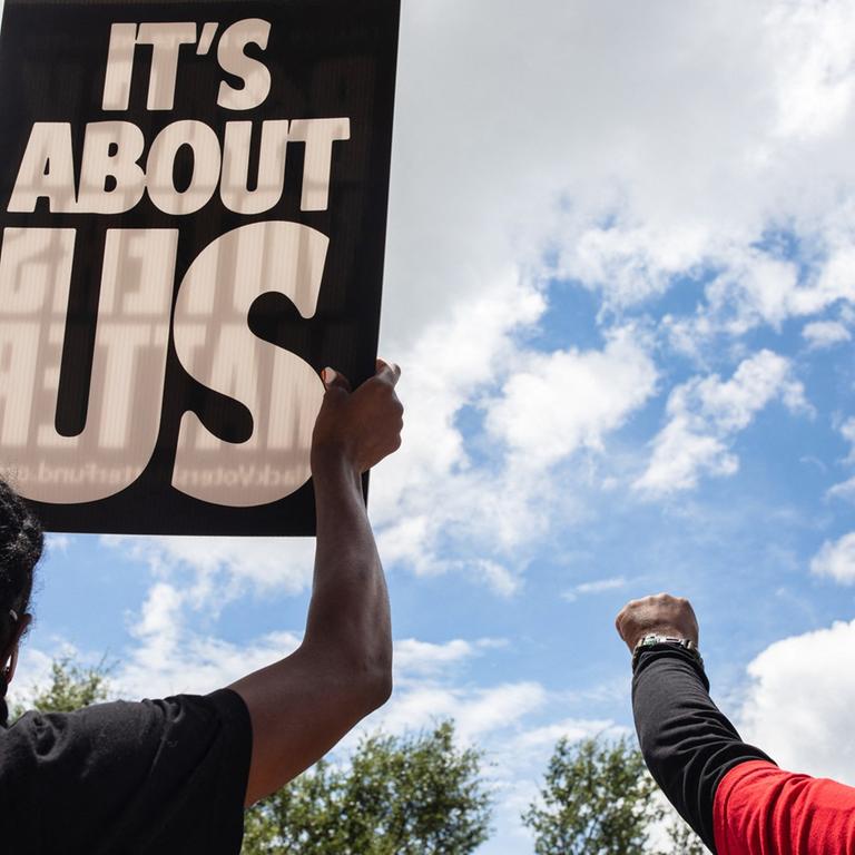 Demonstranten in Austin, Texas protestieren am 08. Juli 2021 gegen Diskriminerung und Benachteilung