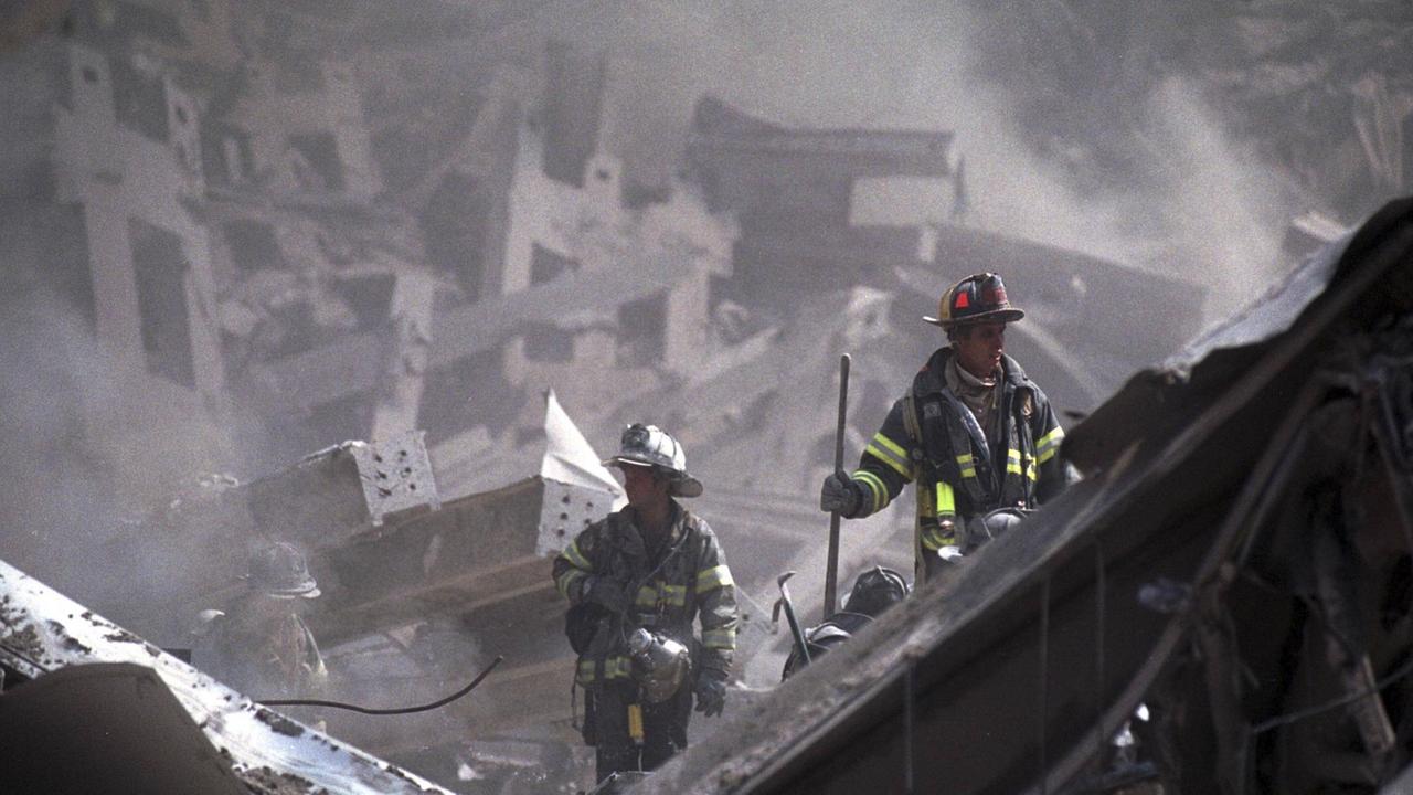 Feuerwehrmänner in Trümmern des zusammengestürzten World Trade Centers. Feuerwehrmänner in Trümmern des zusammengestürzten World Trade Centers.