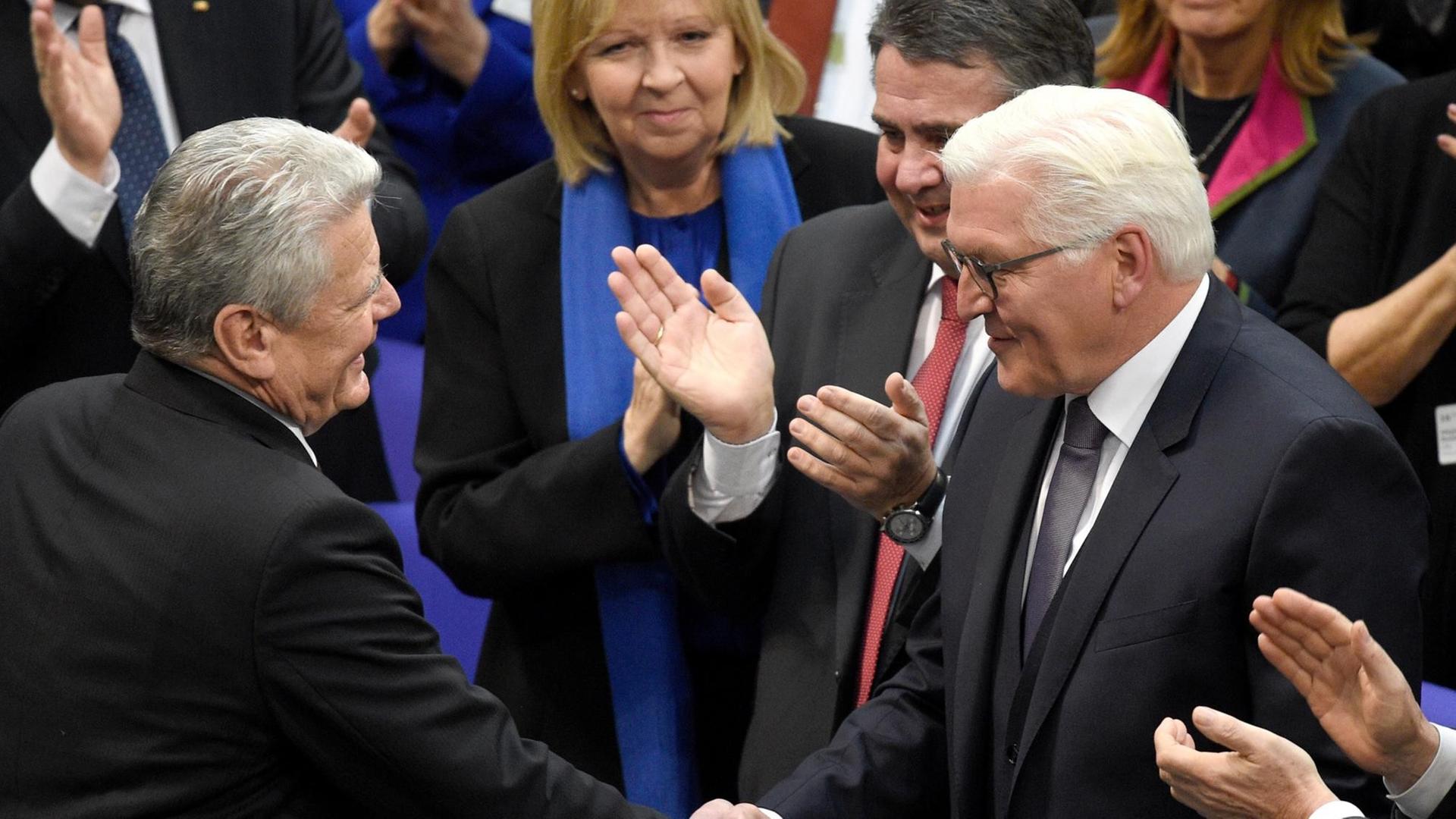Bundespräsident Gauck gratuliert Steinmeier zur Wahl als künftiges Staatsoberhaupt. Bundespräsident Gauck gratuliert Steinmeier zur Wahl als künftiges Staatsoberhaupt.