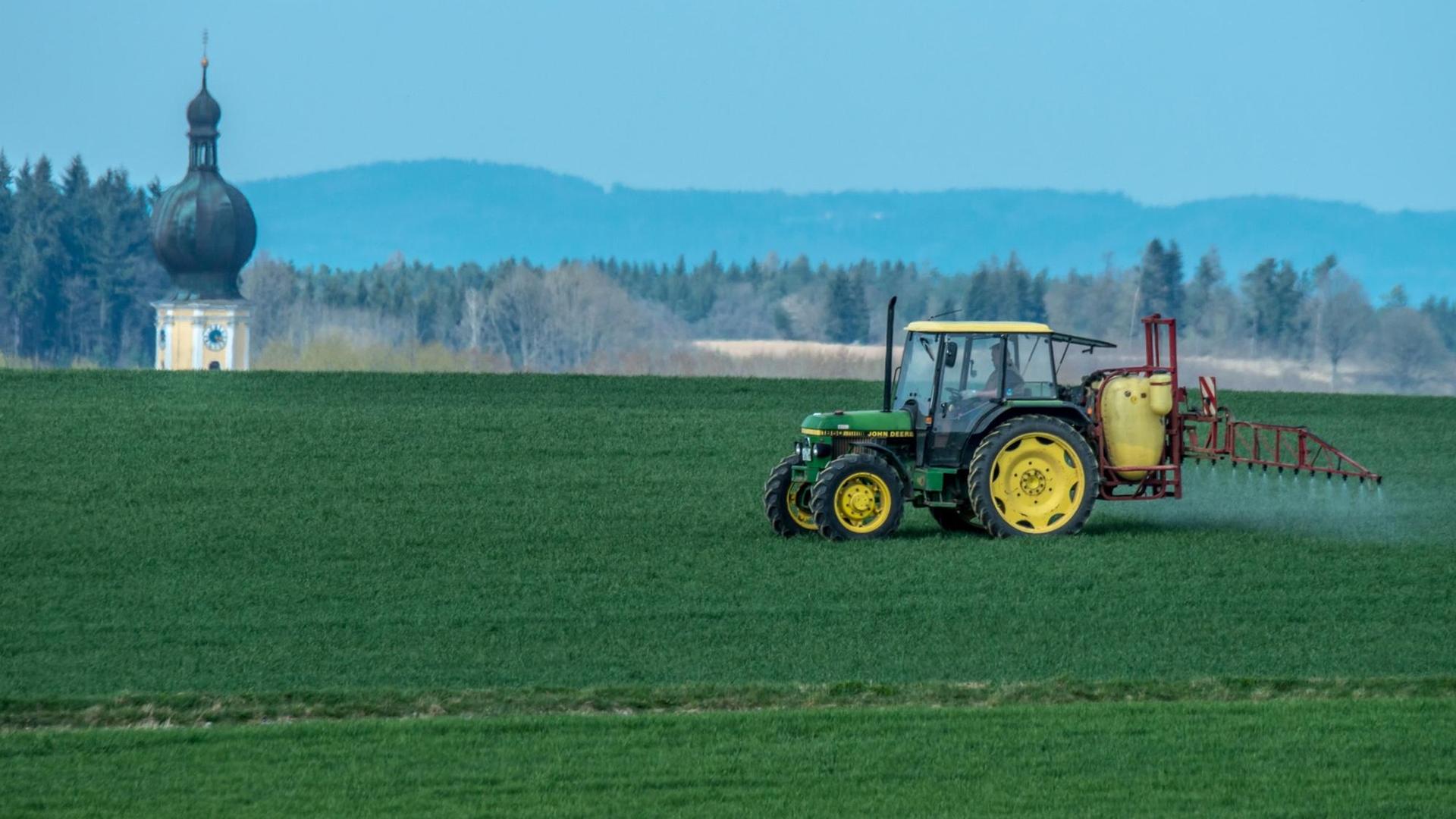 Mit einem Traktor wird am 14.04.2015 nahe Sallach im Landkreis Straubing-Bogen (Bayern) Pflanzenschutzmittel auf ein Feld gespritzt. Mit einem Traktor wird am 14.04.2015 nahe Sallach im Landkreis Straubing-Bogen (Bayern) Pflanzenschutzmittel auf ein Feld gespritzt.