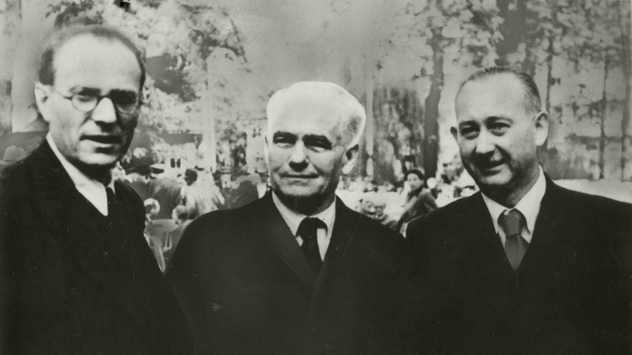 V.l.: Otto Grotewohl (SPD), Wilhelm Pieck (KPD) und Max Fechner (SPD) auf einer KPD-Kundgebung im Juli 1945 in Berlin