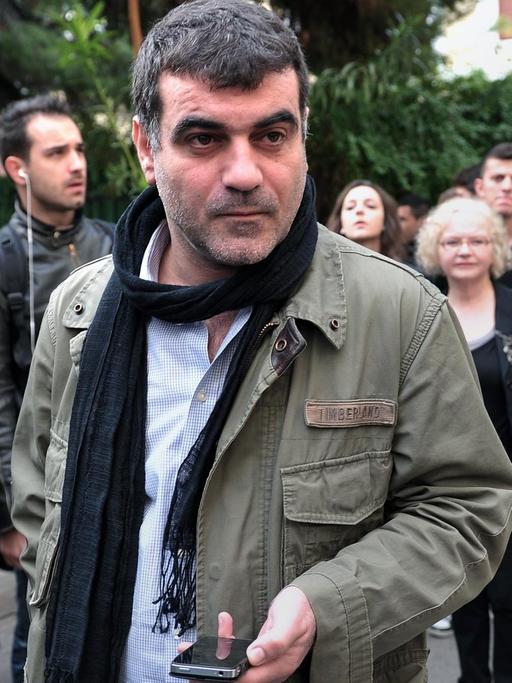 Costas Vaxevanis steht im Kreis griechischer Medienleute und wartet auf den Beginn seines Prozesses am 1. November 2012.
