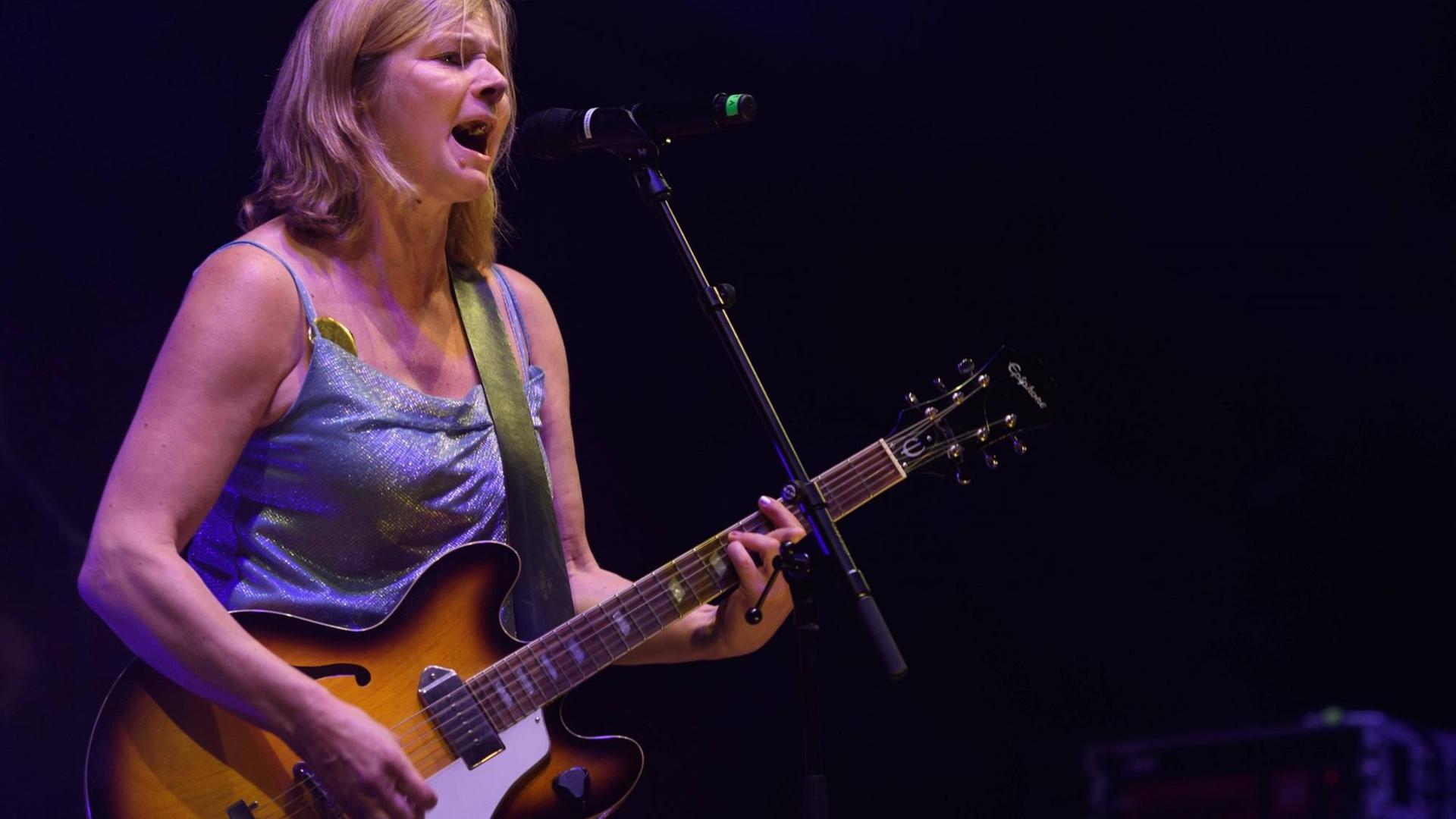 Bernadette La Hengst spielt Gitarre und singt beim Konzert bei der Unteilbar-Demo in Berlin2018. Bernadette La Hengst spielt Gitarre und singt beim Konzert bei der Unteilbar-Demo in Berlin2018.