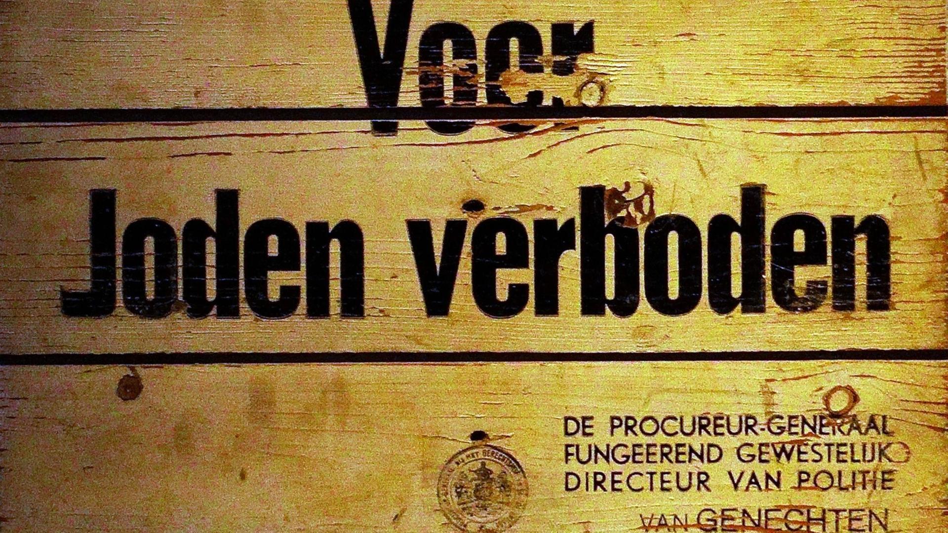 Aufschrift "Voor Joden verboden" - Niederländisch für "Für Juden verboten" Aufschrift "Voor Joden verboden" - Niederländisch für "Für Juden verboten"