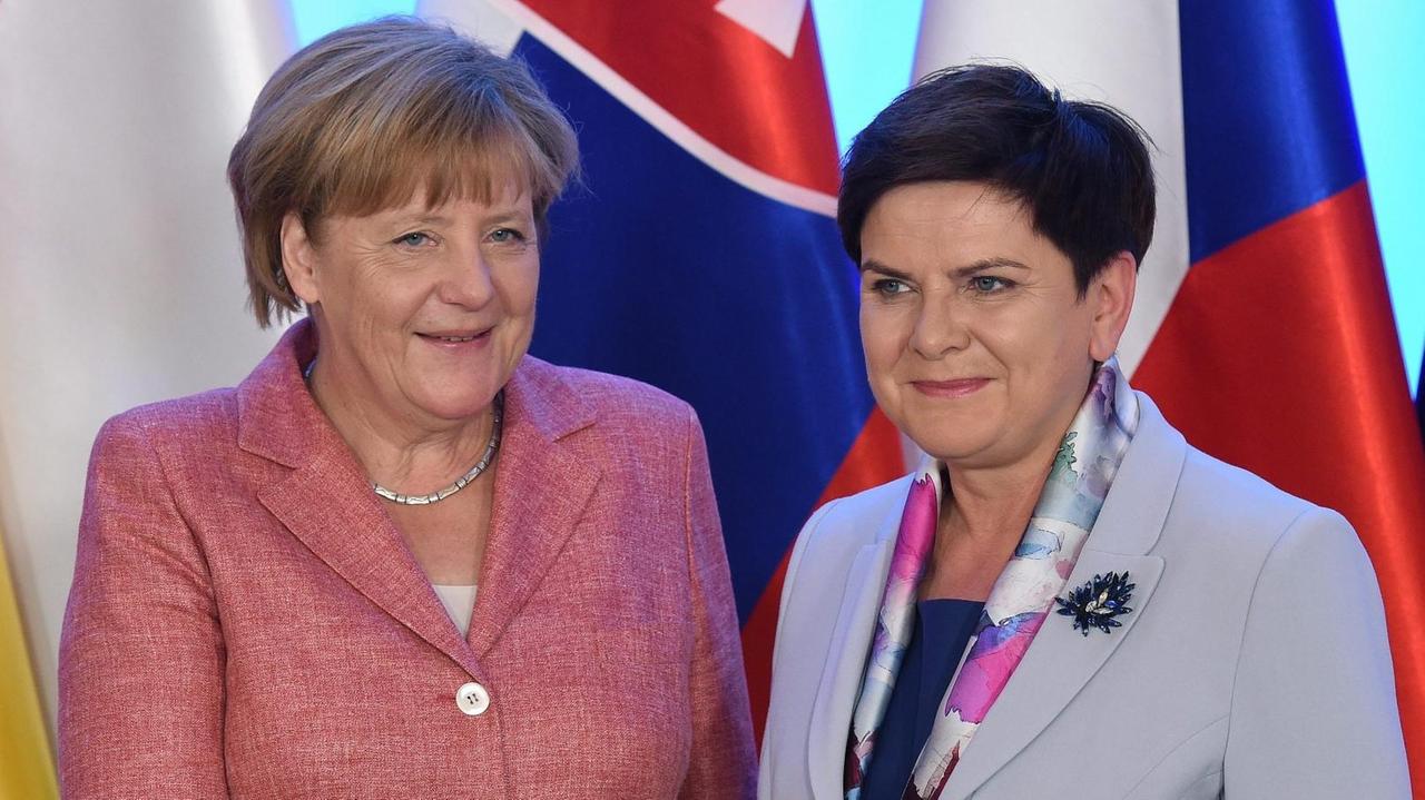 Bundeskanzlerin Angela Merkel und die polnische Ministerpräsidentin Beata Szydlo in Warschau. Bundeskanzlerin Angela Merkel und die polnische Ministerpräsidentin Beata Szydlo in Warschau.