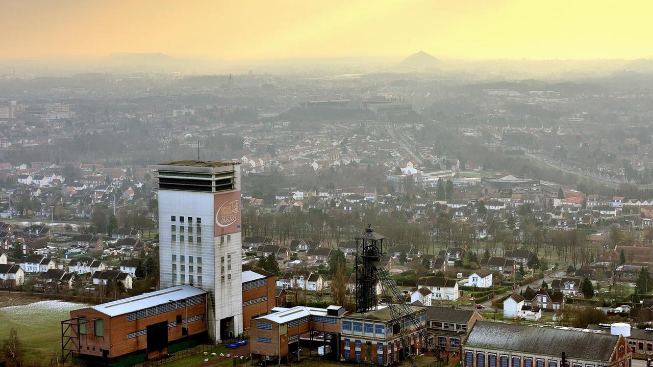 Blick auf Loos-en-Gohelle im Nordfranzösischen Kohlerevier - Unesco-Weltkulturerbe seit 2012 Blick auf Loos-en-Gohelle im Nordfranzösischen Kohlerevier - Unesco-Weltkulturerbe seit 2012