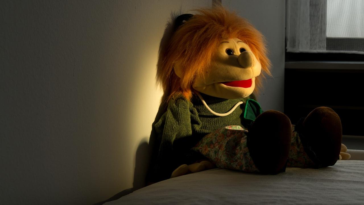 Eine Handpuppe auf einer Liege in einem Untersuchungsraum in der Kinderschutzambulanz Eine Handpuppe auf einer Liege in einem Untersuchungsraum in der Kinderschutzambulanz