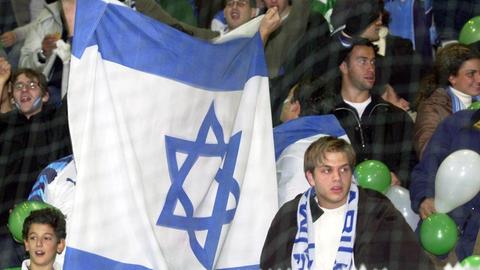 Israelische Fußballfans bei einem Spiel von Bayer Leverkusen