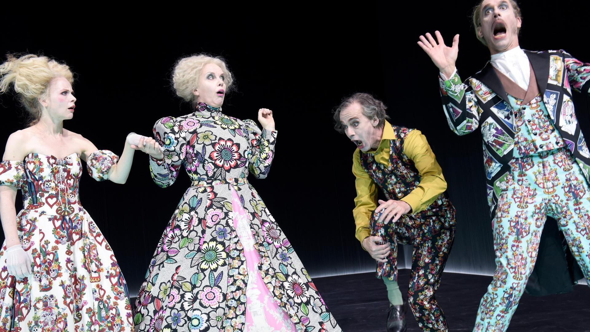 Eine Szene aus Georges Feydeaus "Klotz am Bein" am Schauspiel Frankfurt und bei den Ruhrfestspielen Recklinghausen Eine Szene aus Georges Feydeaus "Klotz am Bein" am Schauspiel Frankfurt und bei den Ruhrfestspielen Recklinghausen