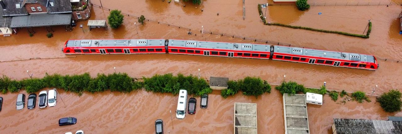 Ein Regionalzug steht im Bahnhof des Ortes Kordel in Rheinland-Pfalz im Wasser. Ein Regionalzug steht im Bahnhof des Ortes Kordel in Rheinland-Pfalz im Wasser.