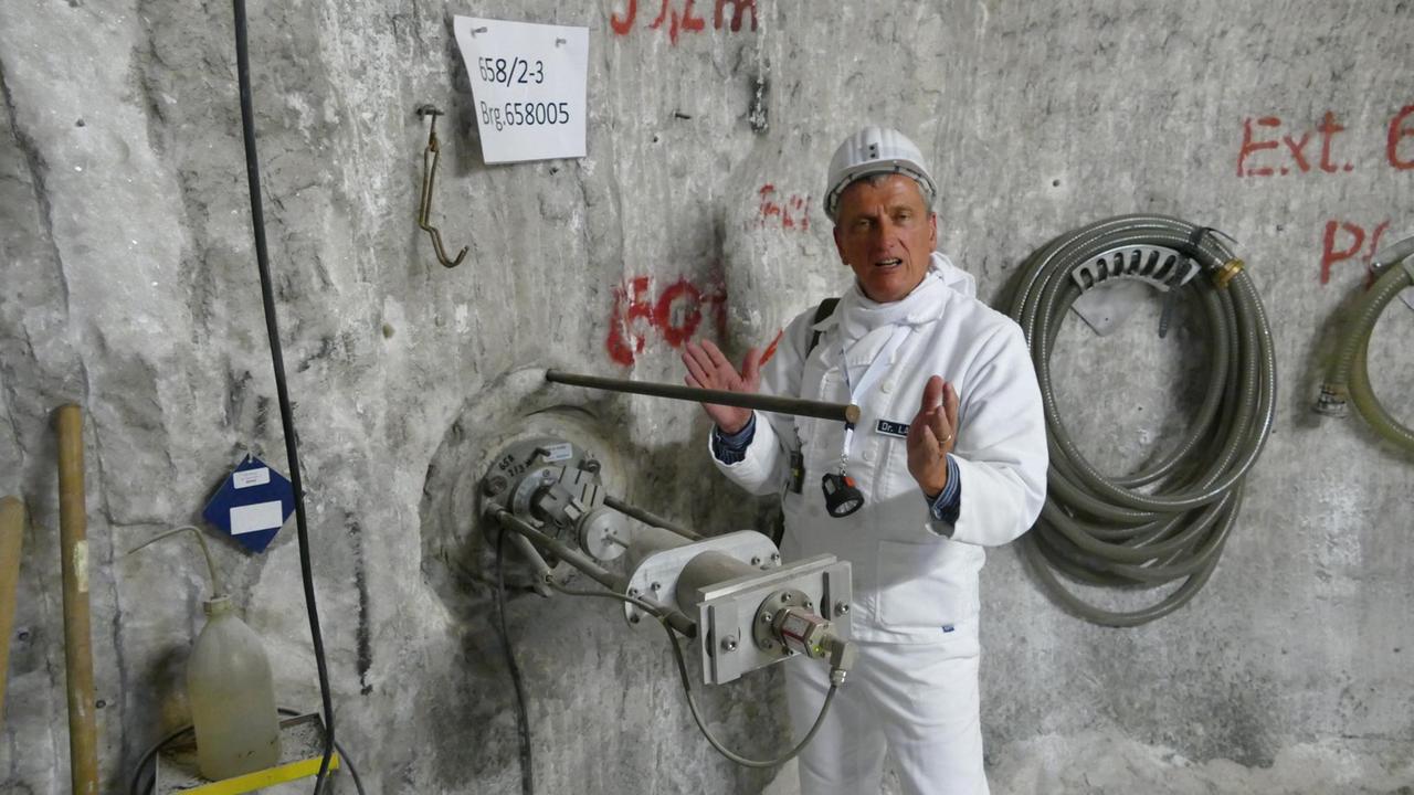BGE-Geschäftsführer Thomas Lautsch steht an einer Wand der Asse, in der ein Fissurometer zur Gebirgsbeobachtung steckt. BGE-Geschäftsführer Thomas Lautsch steht an einer Wand der Asse, in der ein Fissurometer zur Gebirgsbeobachtung steckt.