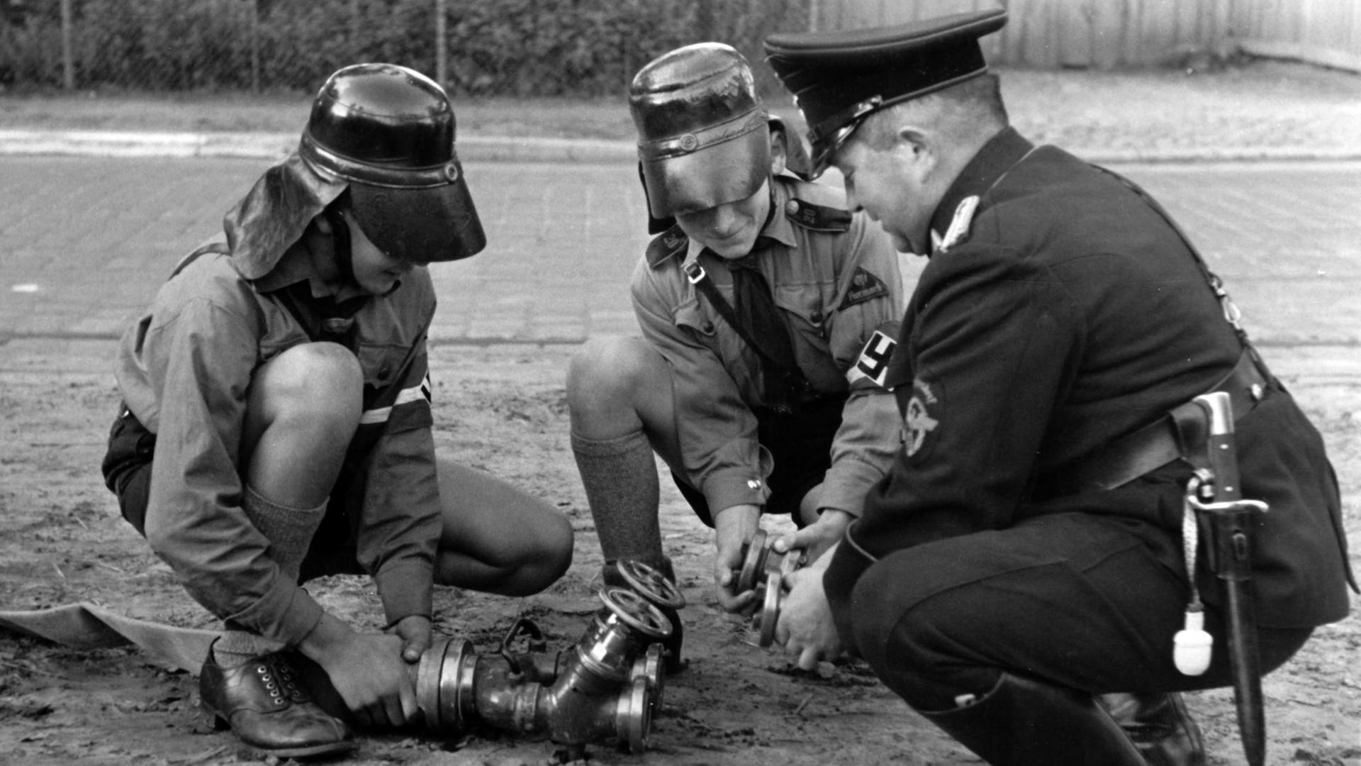 Das Motiv aus der nationalsozialistischen Propaganda zeigt Hitlerjungen bei einer Feuerwehrübung im September 1939. Das Motiv aus der nationalsozialistischen Propaganda zeigt Hitlerjungen bei einer Feuerwehrübung im September 1939.