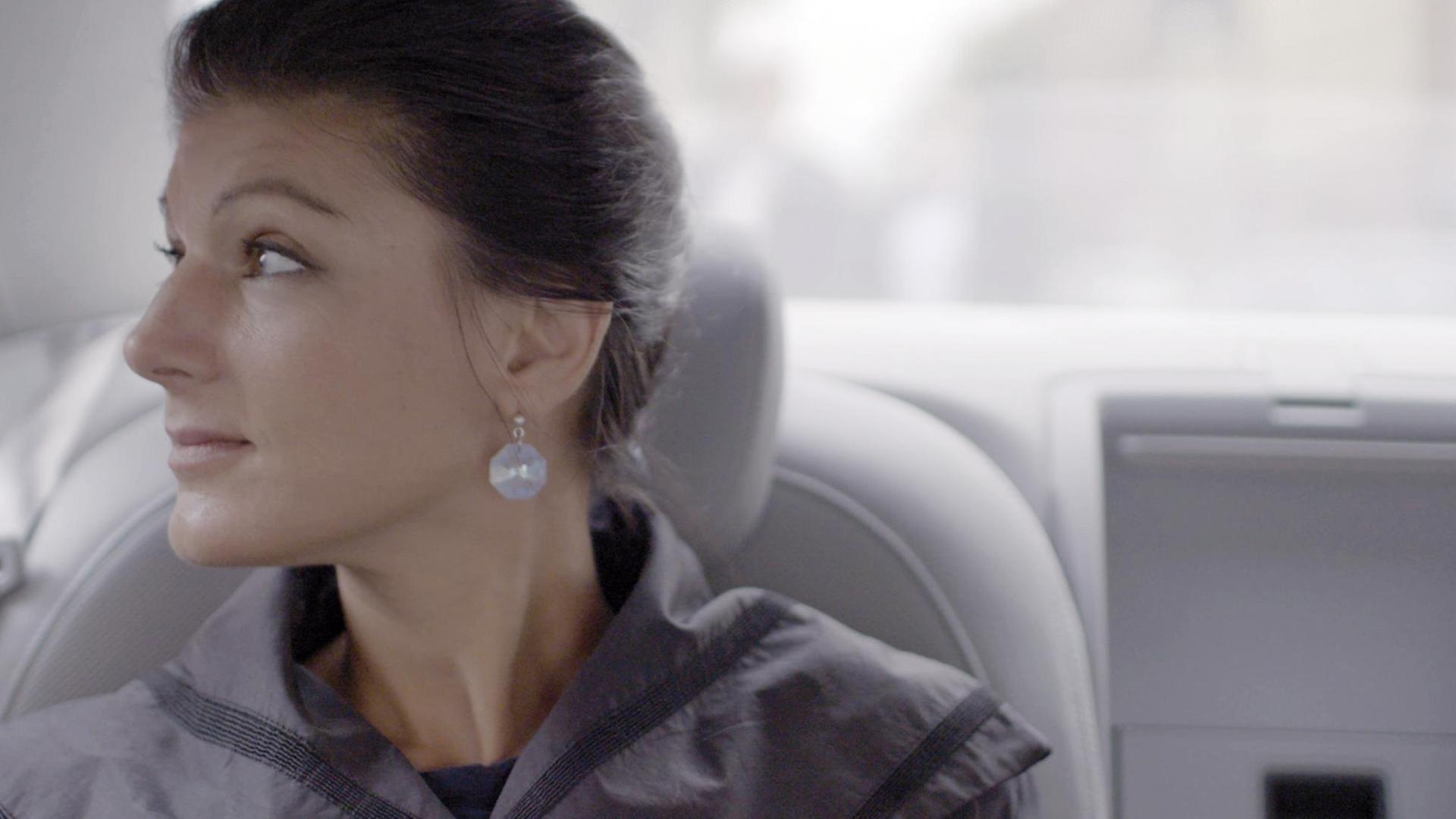 Die Politikerin Sahra Wagenknecht sitzt in einem Auto und schaut aus dem Fenster. Die Politikerin Sahra Wagenknecht sitzt in einem Auto und schaut aus dem Fenster.