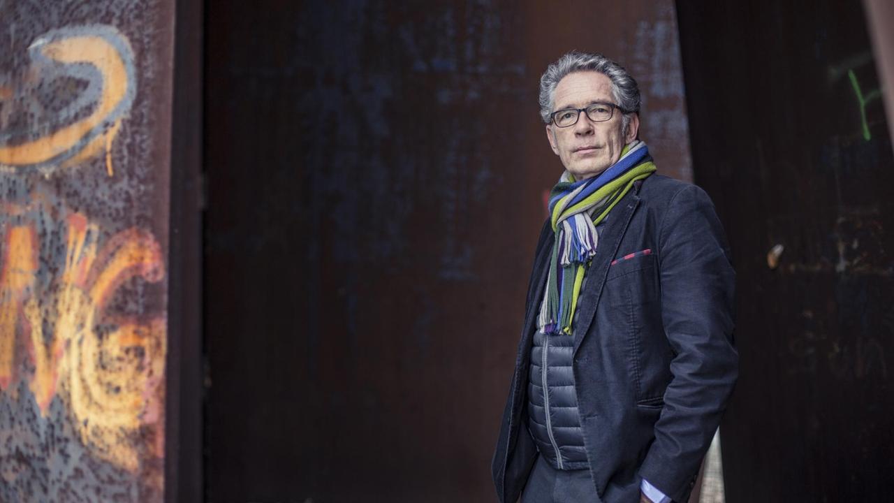 Reinhard Karger, Unternehmenssprecher, Deutsches Forschungszentrum für Künstliche Intelligenz, Saarbrücken auf einer Außenaufnahme, gekleidet in Jacket und Schal.