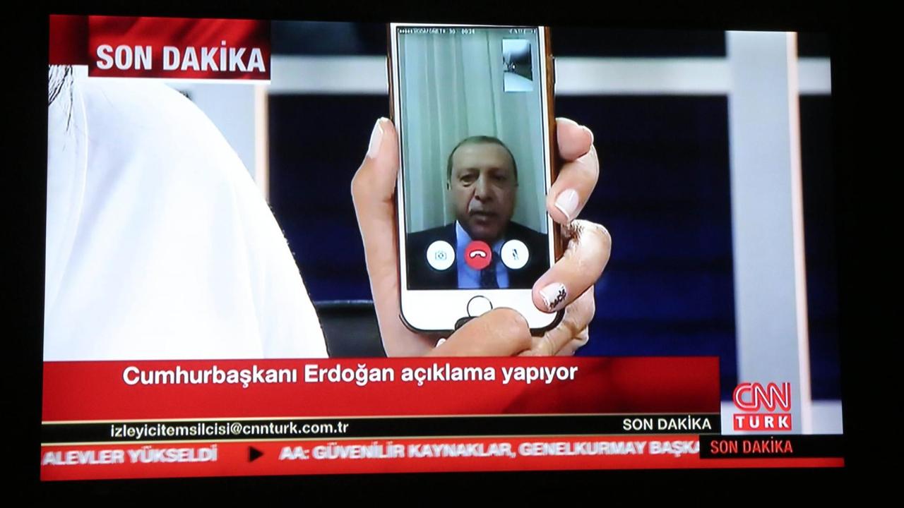 In der Putschnacht wendet sich Präsident Erdogan via CNN und Facetime ans türkische Volk.