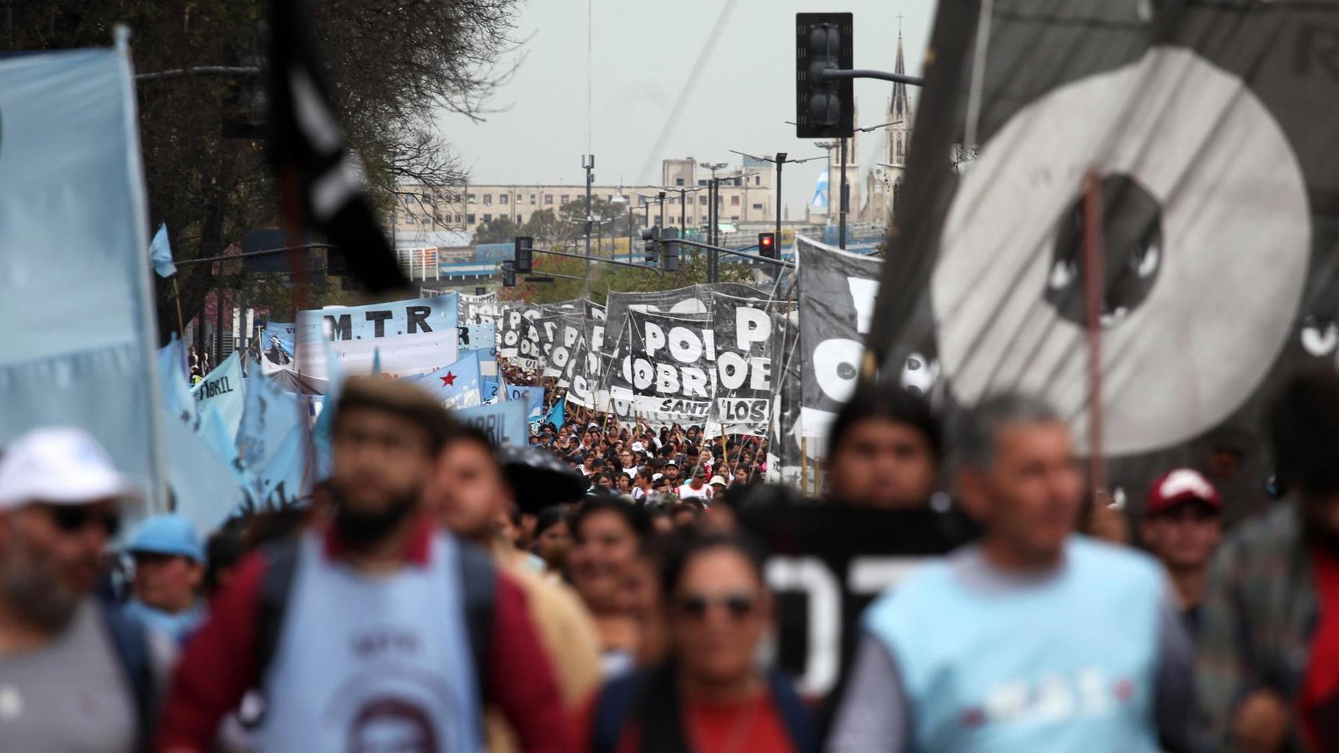 Protest gegen die Wirtschaftskrise in Argentinien in der Hauptstadt Buenos Aires am 10. Oktober. Tausende Menschen auf der Straße mit Bannern und Plakaten. Protest gegen die Wirtschaftskrise in Argentinien in der Hauptstadt Buenos Aires am 10. Oktober. Tausende Menschen auf der Straße mit Bannern und Plakaten.