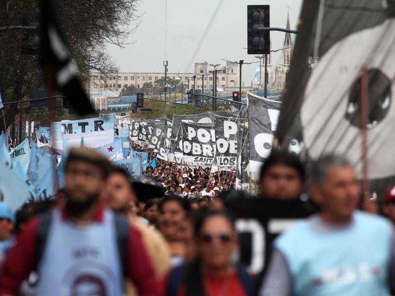 Protest gegen die Wirtschaftskrise in Argentinien in der Hauptstadt Buenos Aires am 10. Oktober. Tausende Menschen auf der Straße mit Bannern und Plakaten.