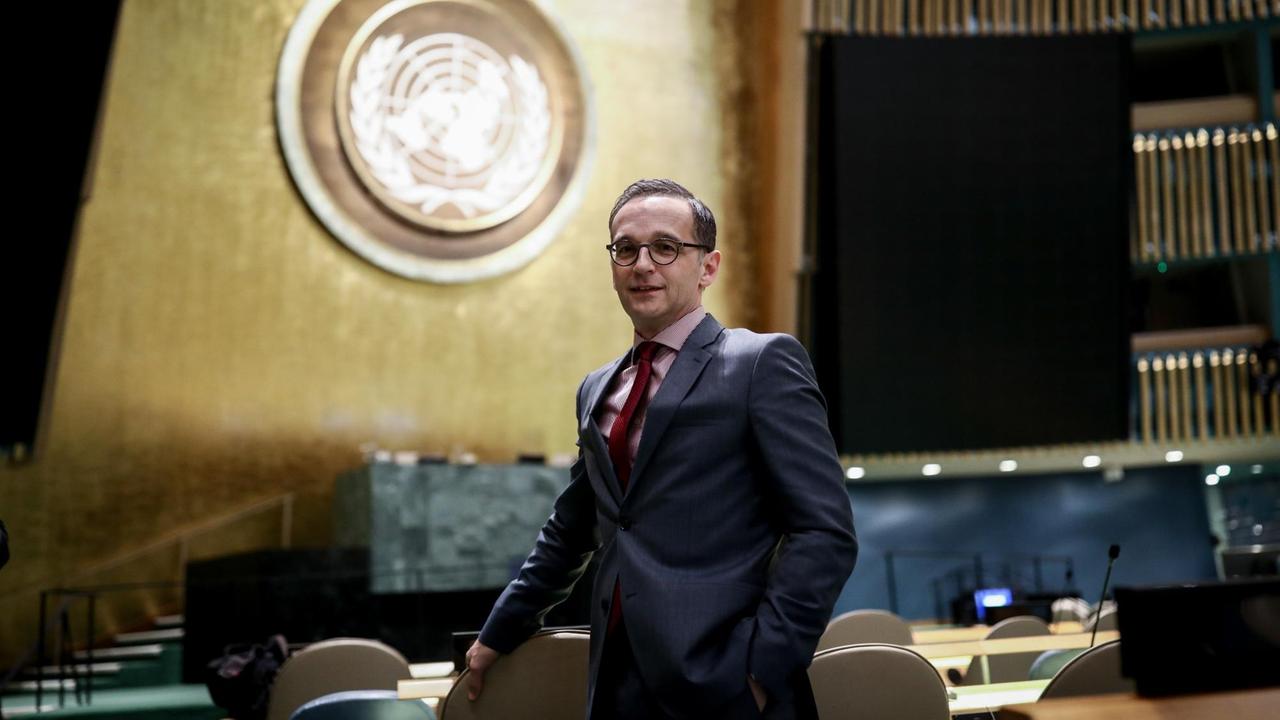 Heiko Maas (SPD), Außenminister, steht im Hauptquartier der Vereinten Nationen im Saal der UN-Generalversammlung.