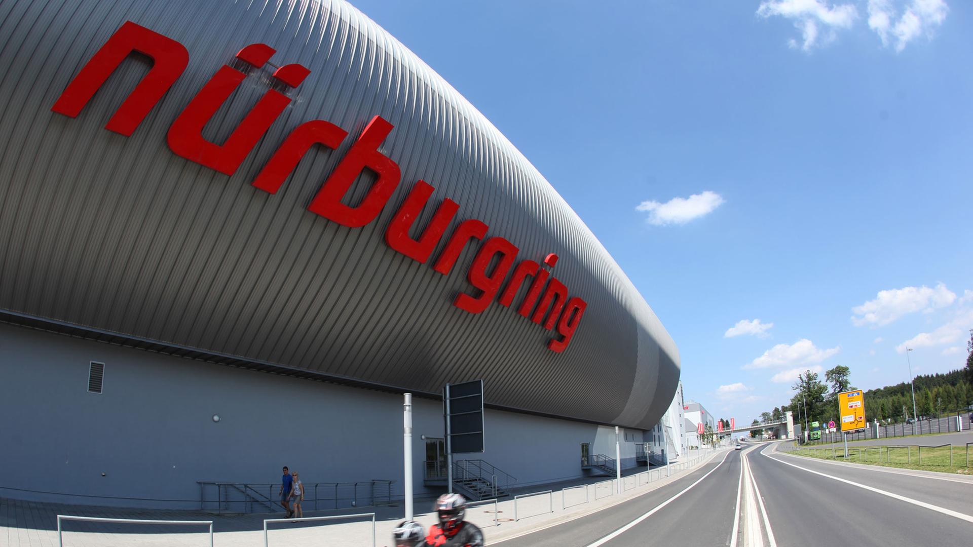 Motorradfahrer passieren den Freizeitpark am Nürburgring. Motorradfahrer passieren den Freizeitpark am Nürburgring.