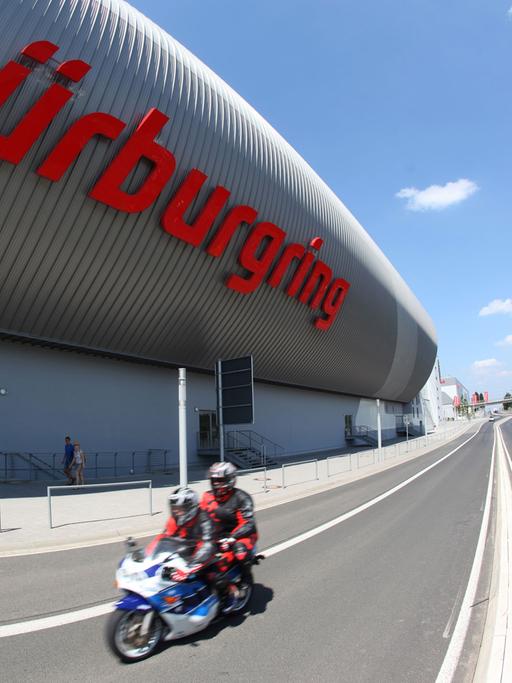 Motorradfahrer passieren den Freizeitpark am Nürburgring.