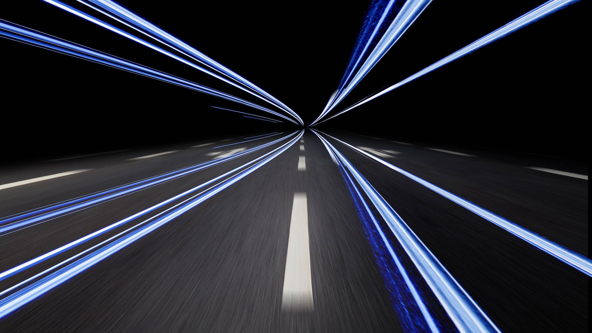 Lichtstreifen auf einer Autofahrbahn Lichtstreifen auf einer Autofahrbahn