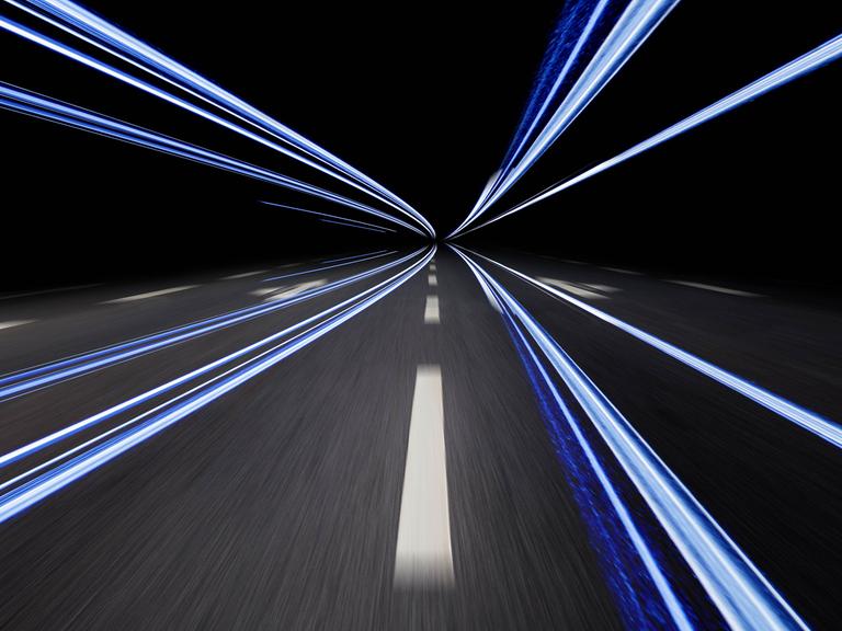 Lichtstreifen auf einer Autofahrbahn