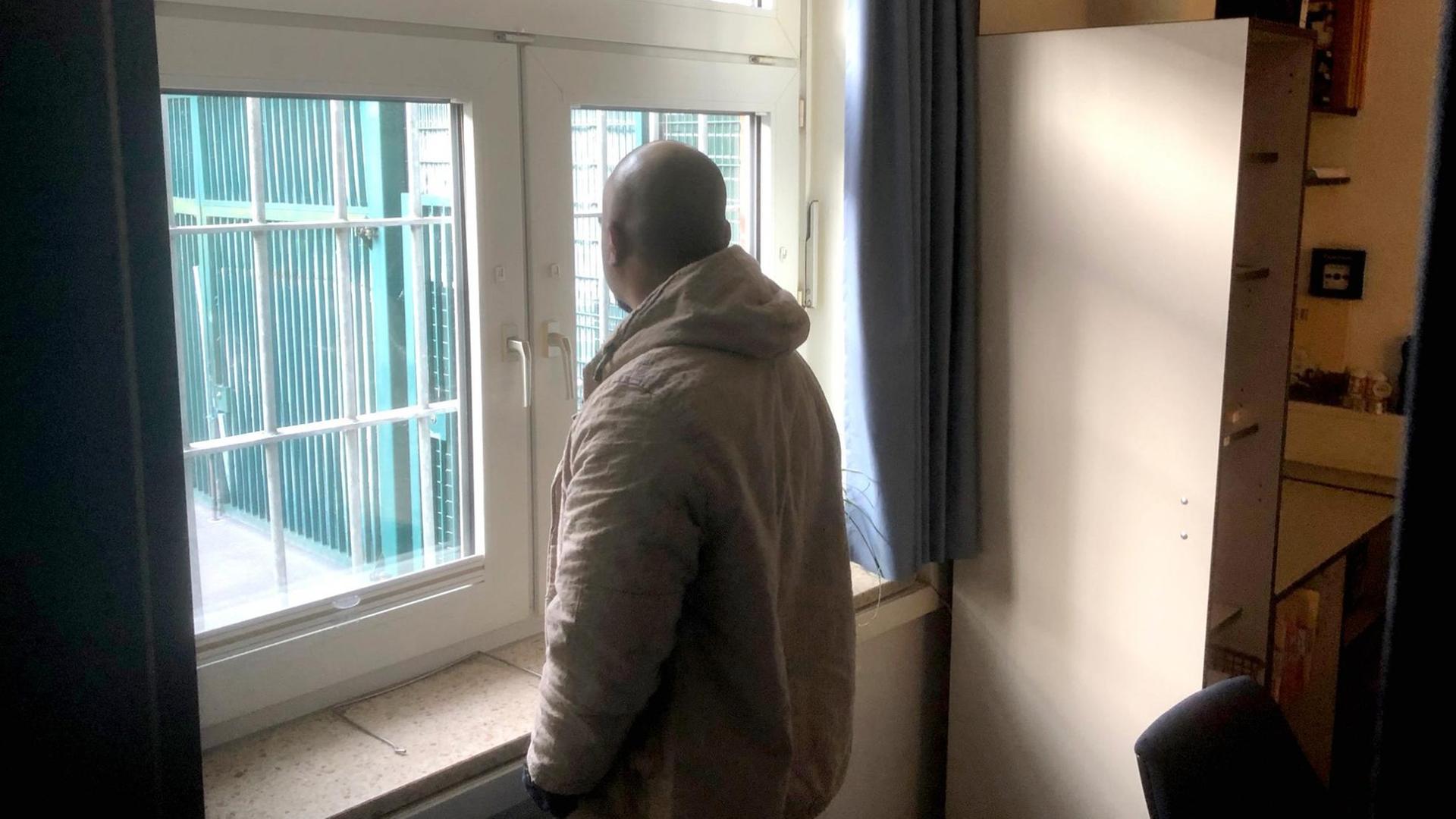 Insasse im Abschiebegefängnis Büren blickt aus dem Fenster Insasse im Abschiebegefängnis Büren blickt aus dem Fenster