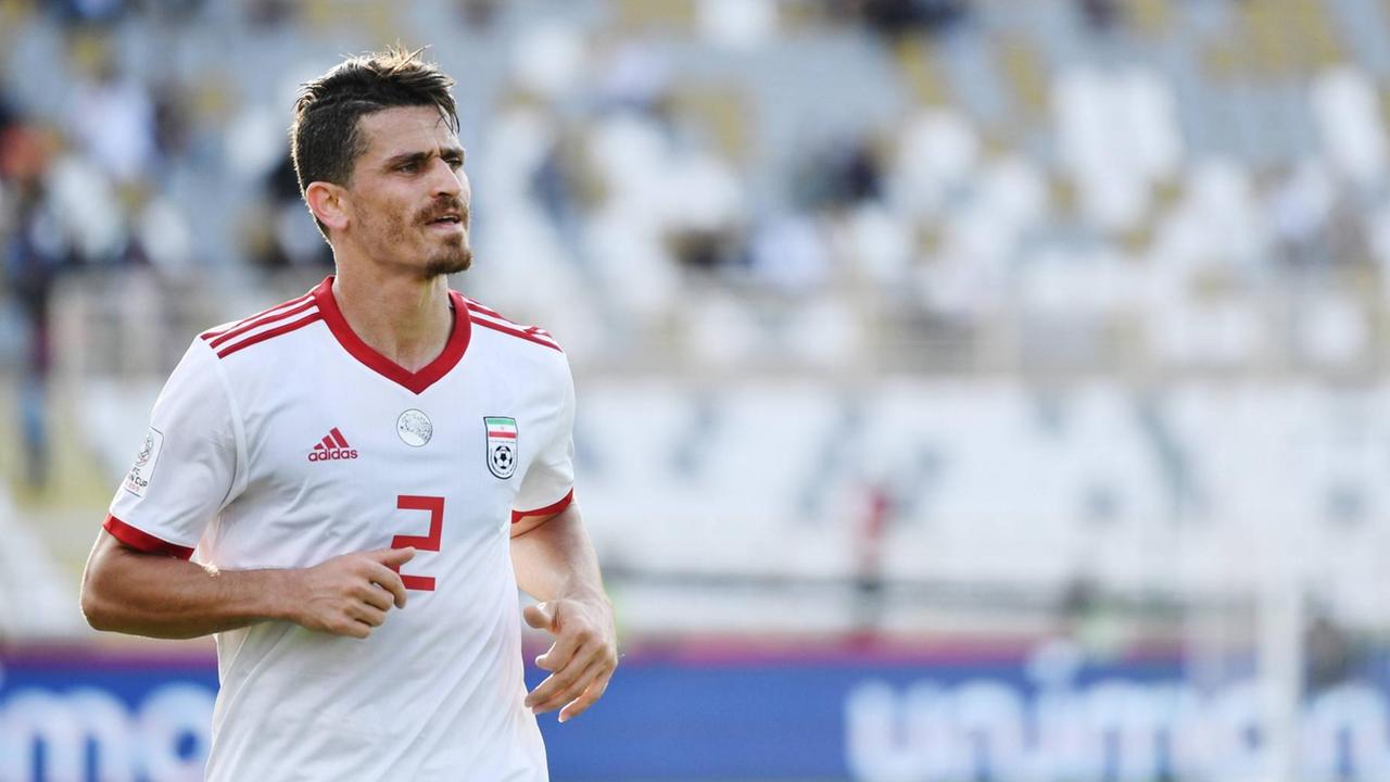 Der iranische Fußballprofi Vorya Ghafouri wurde ins Sportministerium bestellt - nachdem er sich kritisch gegenüber der Regierung geäußert hatte. Der iranische Fußballprofi Vorya Ghafouri wurde ins Sportministerium bestellt - nachdem er sich kritisch gegenüber der Regierung geäußert hatte.