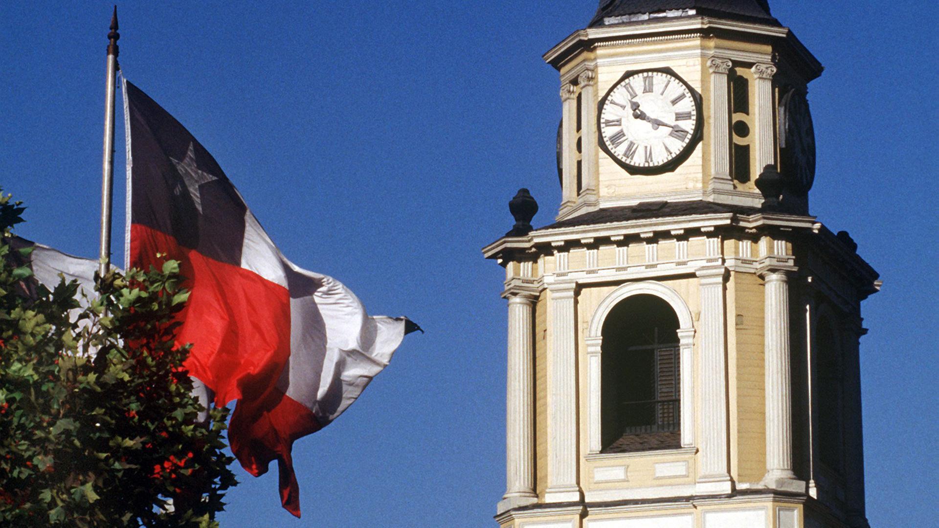 Neben dem Turm der Kirche San Francisco in der Hauptstadt Santiago de Chile flattert die chilenische Flagge. Neben dem Turm der Kirche San Francisco in der Hauptstadt Santiago de Chile flattert die chilenische Flagge.