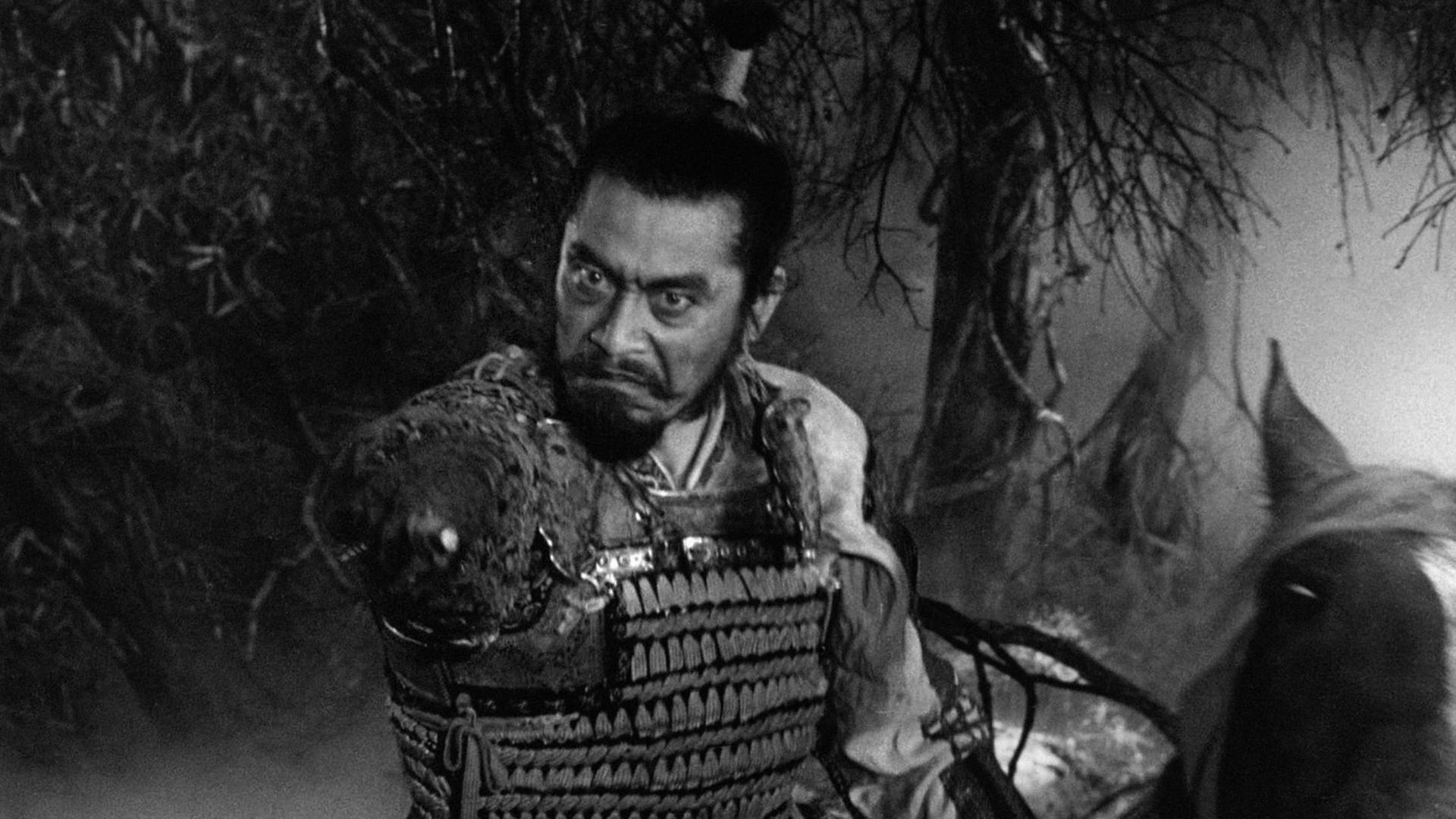 Filmausschnitt des Akira Kurosawa Films "Das Schloss im Spinnwenwald" von 1957 mit Darsteller Toshiro Mifune Filmausschnitt des Akira Kurosawa Films "Das Schloss im Spinnwenwald" von 1957 mit Darsteller Toshiro Mifune