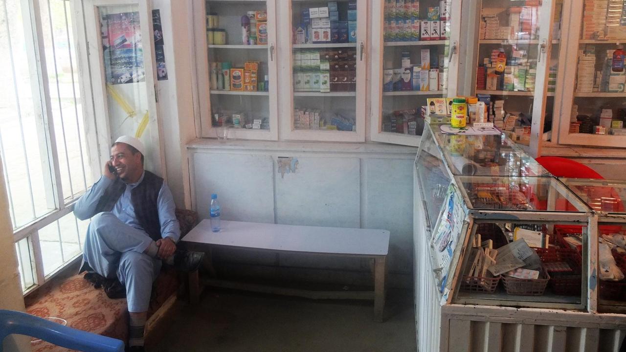 Sayed Kareem lebt im Nordosten Afghanistans in der Provinz Baghlan. Er sitzt in einem Laden und blickt aus dem Fenster.
