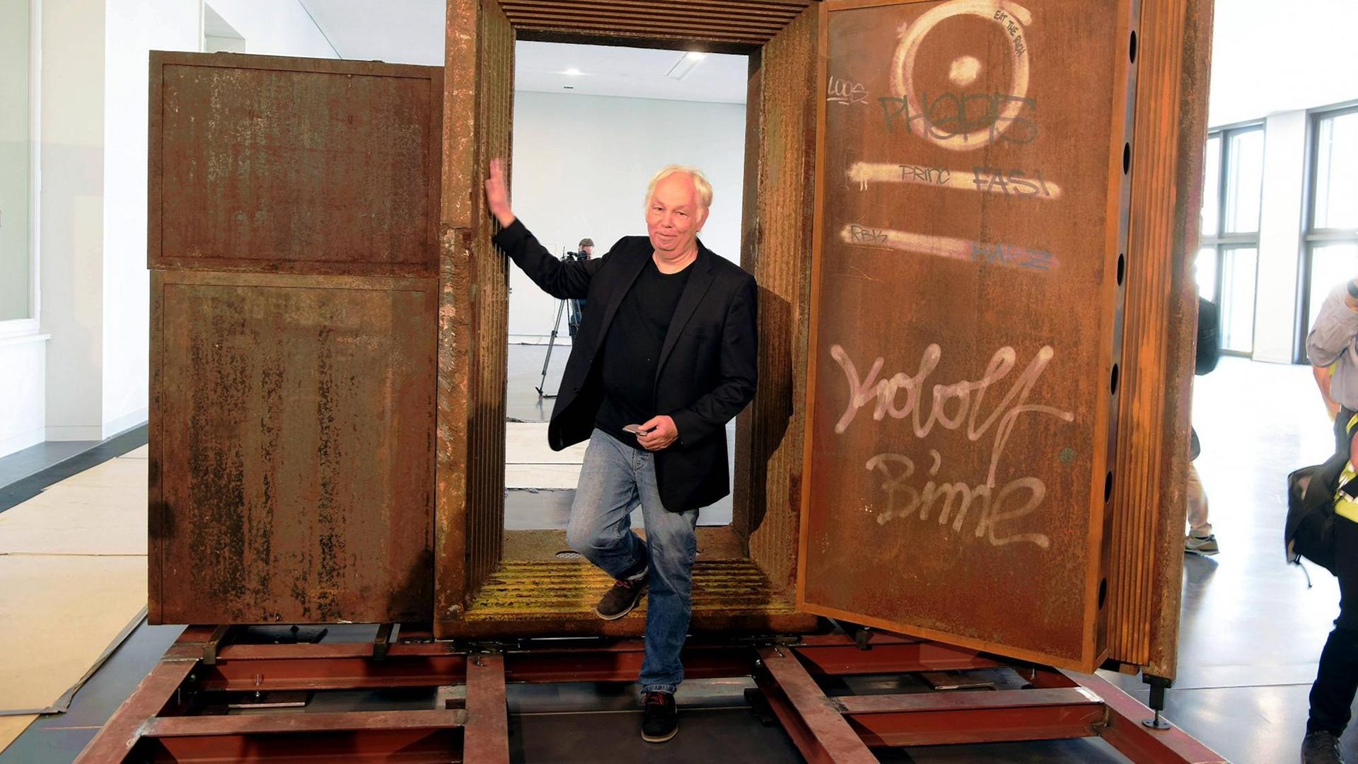Dimitri Hegemann steht grauhaarig in der Tür eines Tresorraums. Dimitri Hegemann steht grauhaarig in der Tür eines Tresorraums.