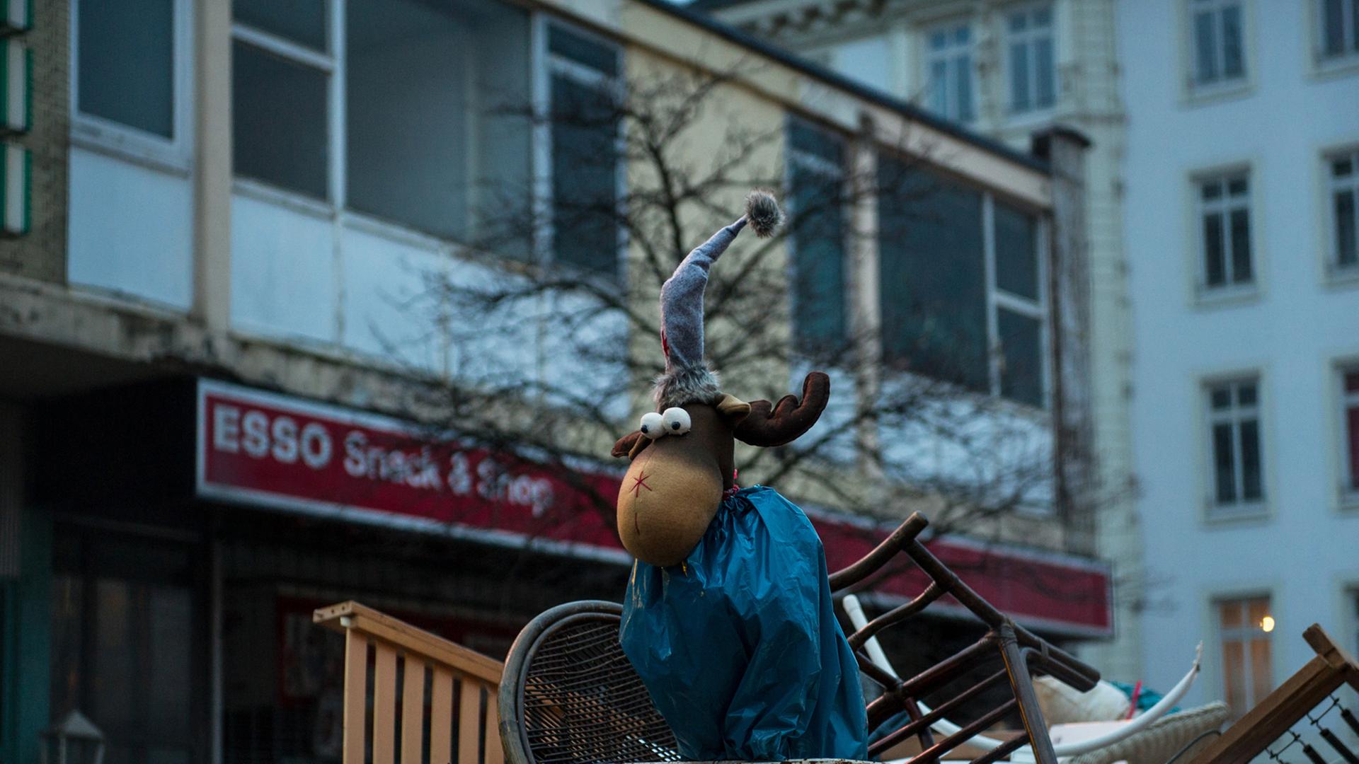 Ein Müllcontainer steht am 07.01.2014 am Spielbudenplatz in Hamburg auf der Reeperbahn vor den sogenannten Esso-Häusern und einer Esso-Tankstelle. Drei Wochen nach der Evakuierung der einsturzgefährdeten "Esso-Häuser" auf der Hamburger Reeperbahn werden seit 07.01.2014 alle Wohnungen leergeräumt. Die Mieter dürfen ihr Mobiliar aus Sicherheitsgründen nur mit Hilfe einer Spedition aus den baufälligen Gebäuden holen. Ein Müllcontainer steht am 07.01.2014 am Spielbudenplatz in Hamburg auf der Reeperbahn vor den sogenannten Esso-Häusern und einer Esso-Tankstelle. Drei Wochen nach der Evakuierung der einsturzgefährdeten "Esso-Häuser" auf der Hamburger Reeperbahn werden seit 07.01.2014 alle Wohnungen leergeräumt. Die Mieter dürfen ihr Mobiliar aus Sicherheitsgründen nur mit Hilfe einer Spedition aus den baufälligen Gebäuden holen.